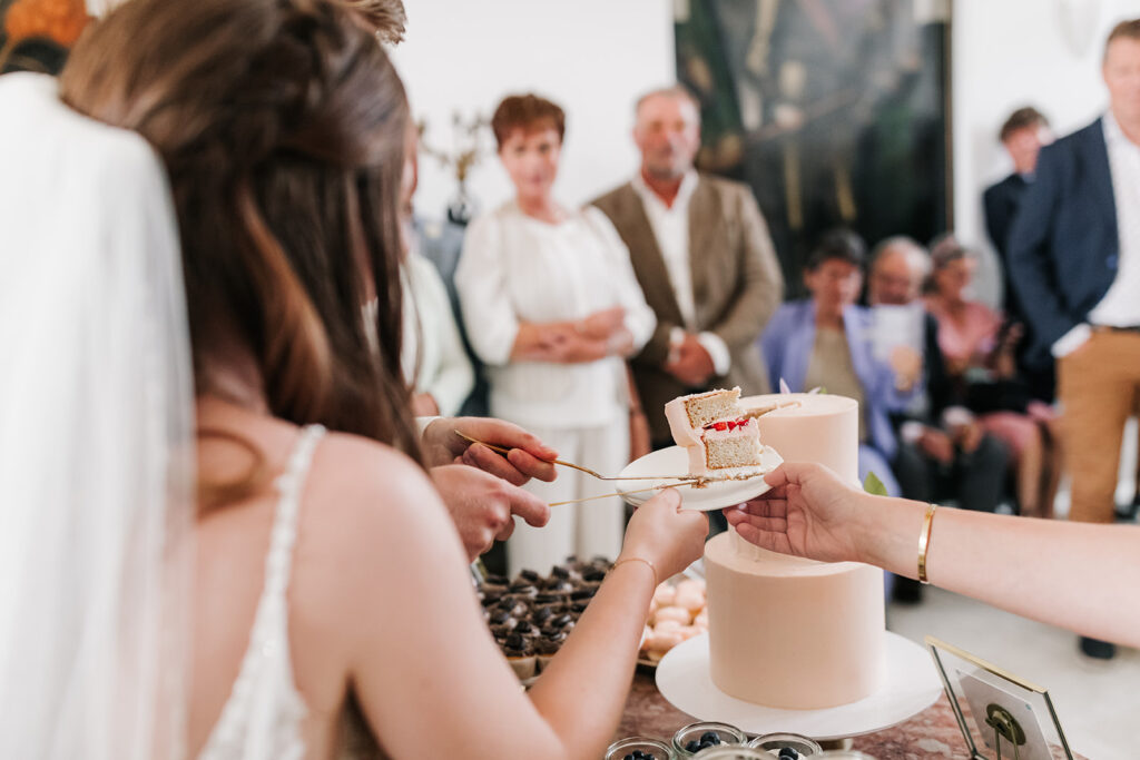 Bruidstaart aansnijden bruiloft wedding planner