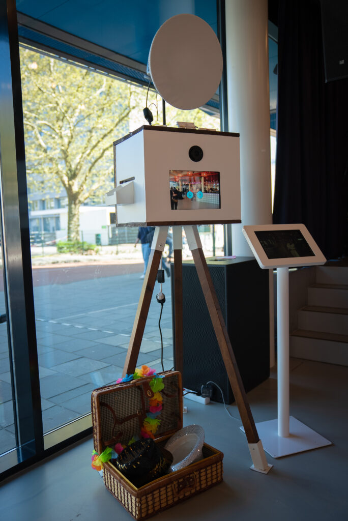 Bruid poseert bij photobooth met props, georganiseerd door weddingplanner Timeline Weddings in Den Bosch voor een onvergetelijke bruiloft