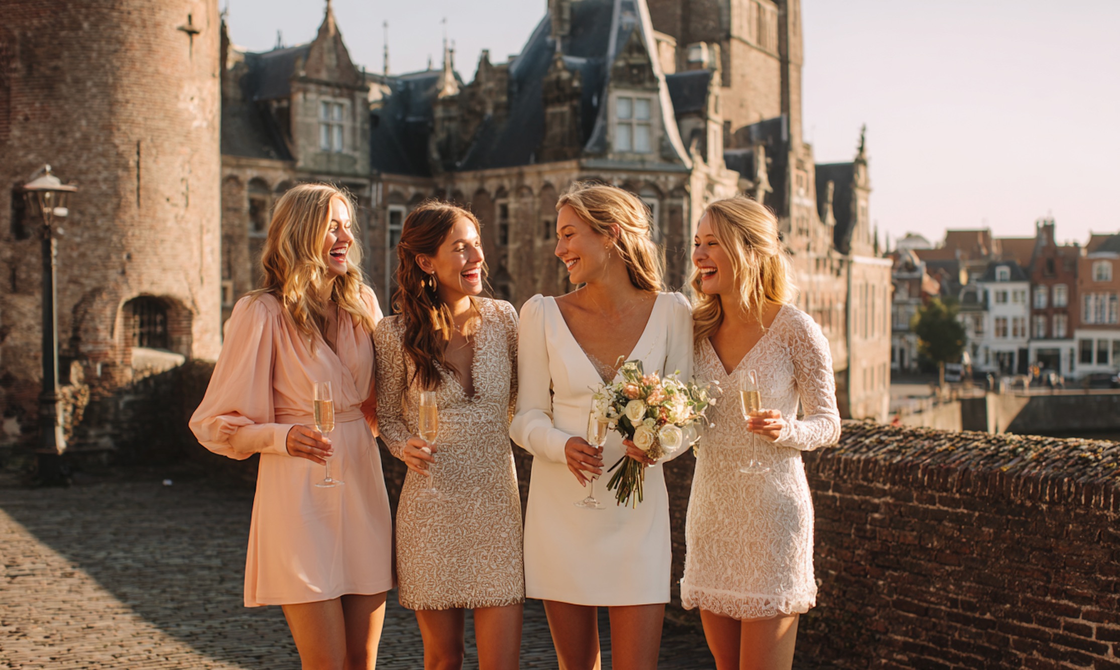 bruid die ceremoniemeester inhuren met haar vriendinnen tijdens voorbereidingen van de bruiloft
