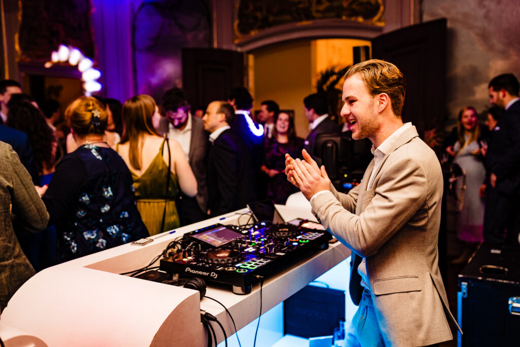 dansvloer vol gasten tijdens bruiloftsfeest met Weddingplanner Timeline Weddings en La Vida Entertainment
