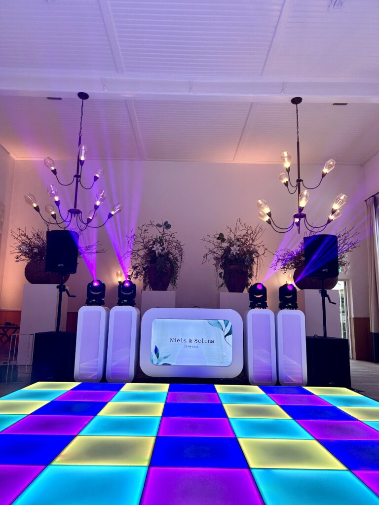 Onvergetelijk bruiloftsfeest met DJ en lichtshow van La Vida Entertainment geregeld door weddingplanner