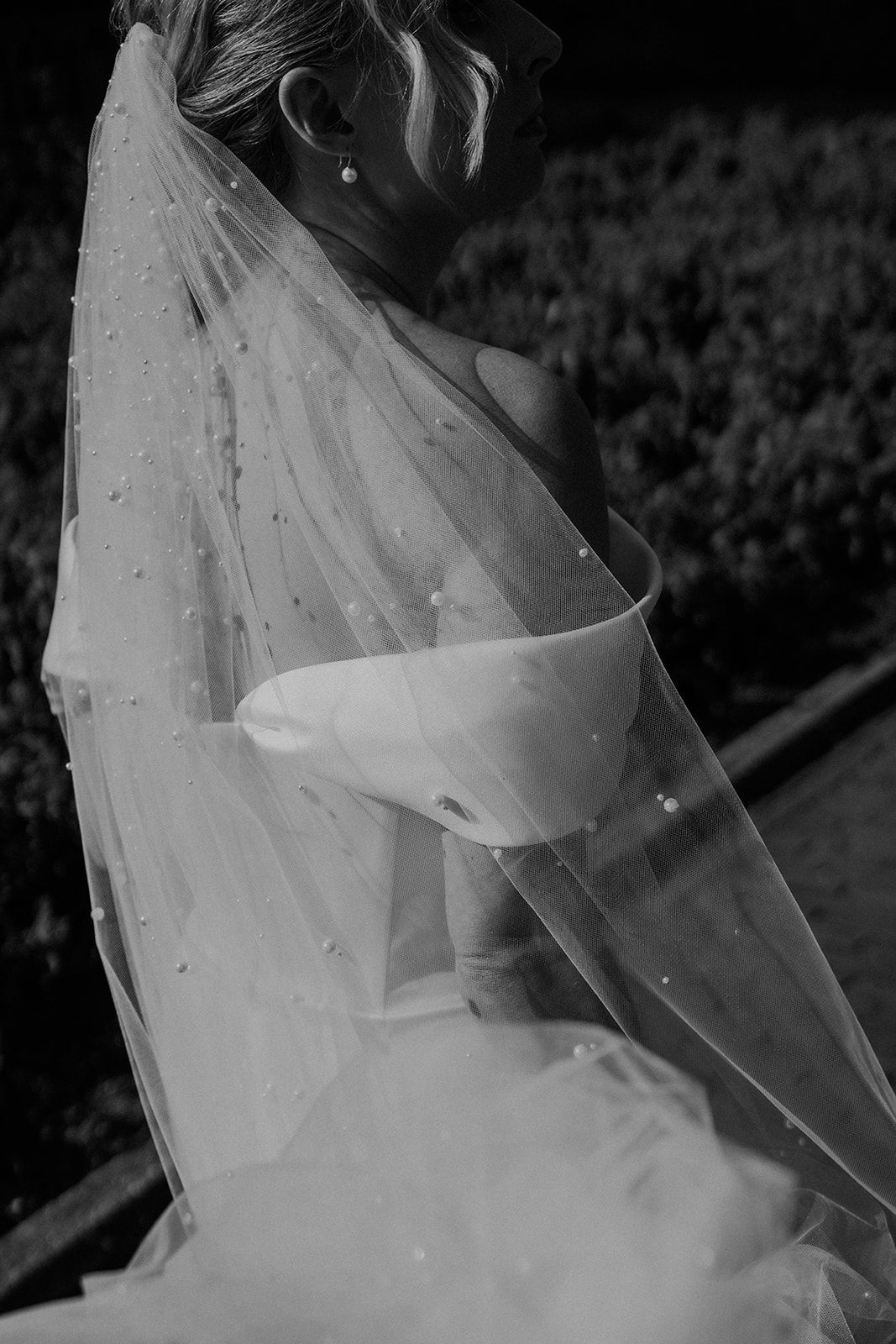 Bruid met sluier door trouwplanning checklist