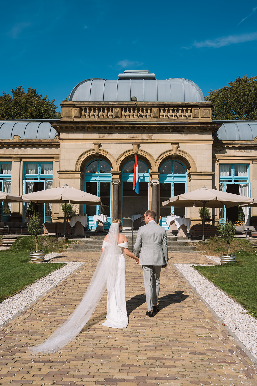 bruidspaar bij trouwlocatie door weddingplanner gepland