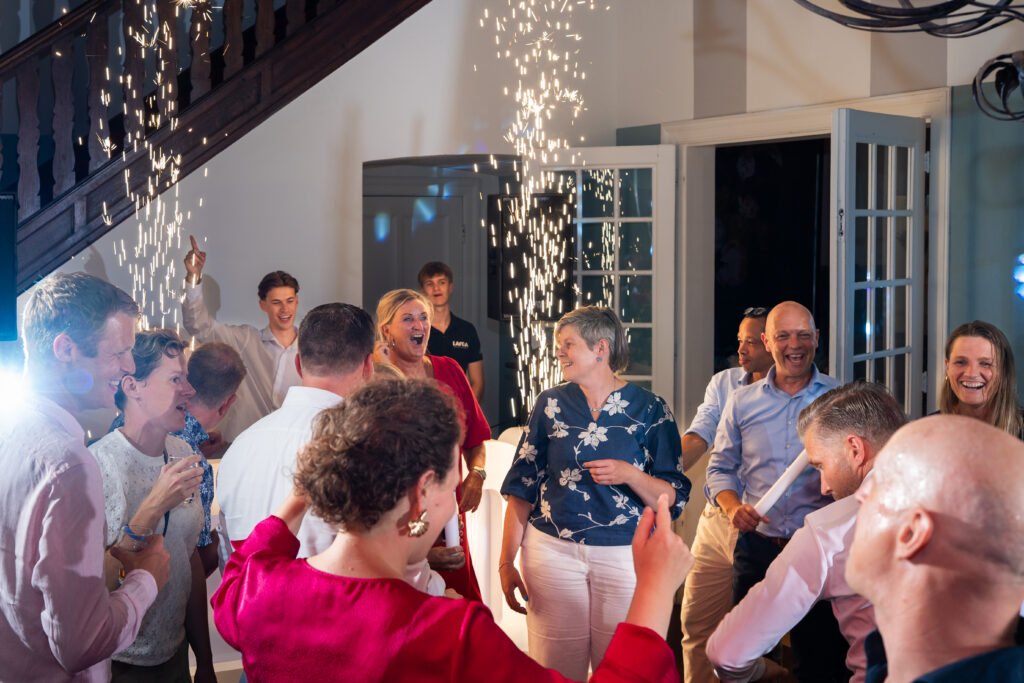 dansvloer vol gasten tijdens bruiloftsfeest met weddingplanner Timeline Weddings en La Vida Entertainment